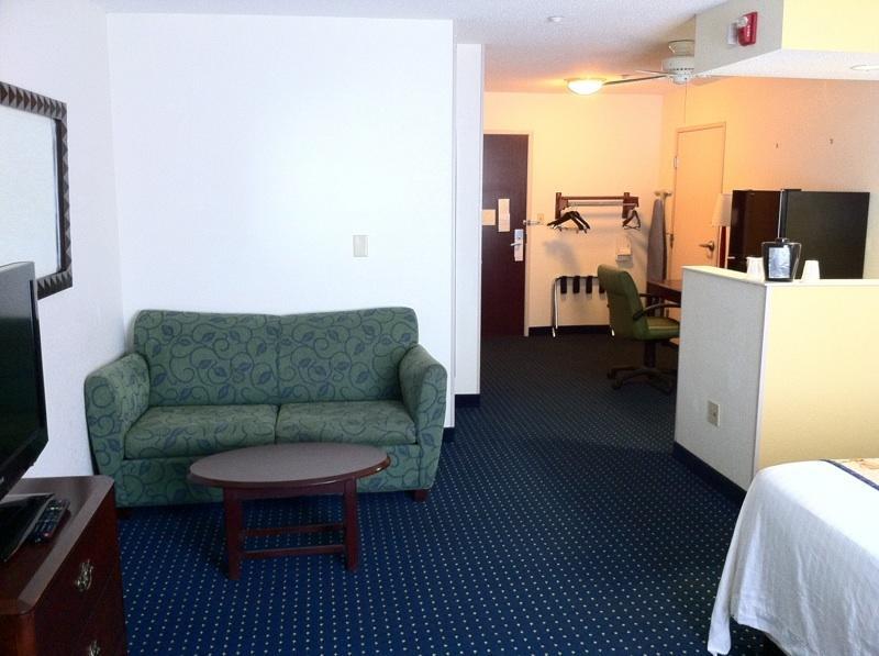 Studios And Suites 4 Less - Gum Road Chesapeake Bilik gambar